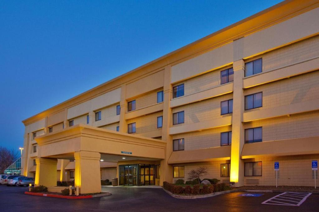La Quinta By Wyndham Springdale Hotel Exterior photo
